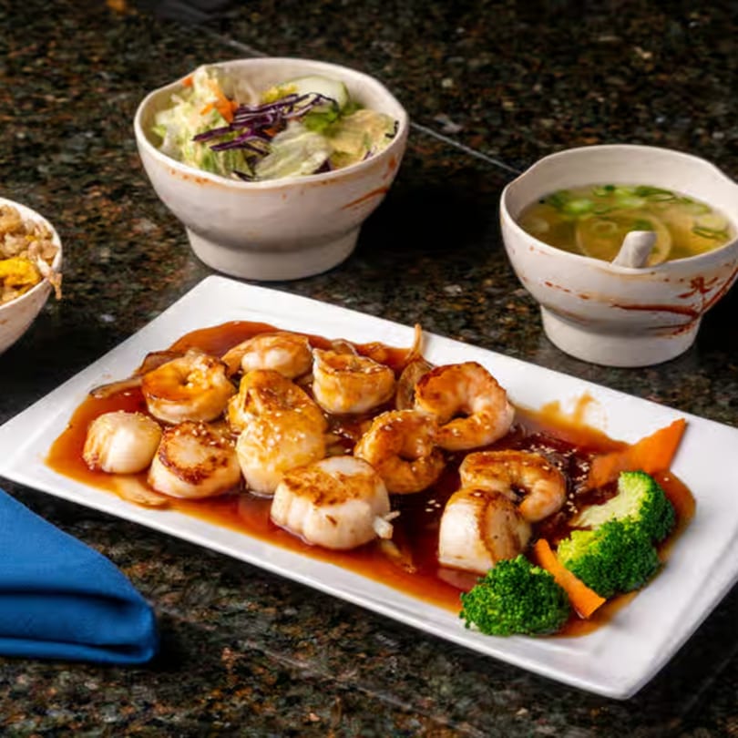 Kyoto Japanese Steak House's scallops and shrimp with sauce, broccoli, carrots, soup, and salad.